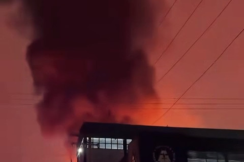 Fogo destrói fábrica no Jabaquara