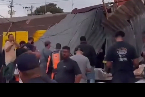 Teto de comércio desaba na zona sul de São Paulo.