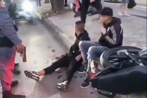 Policial reage assalto, mata um ladrão e  alveja outro .